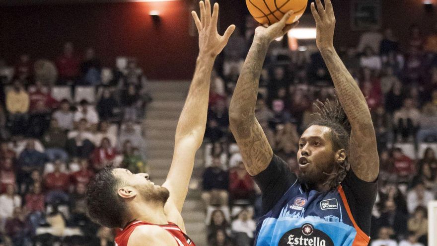 Juan Fernández, ante Trey Thompkins en el duelo de la primera vuelta en Girona. | EFE