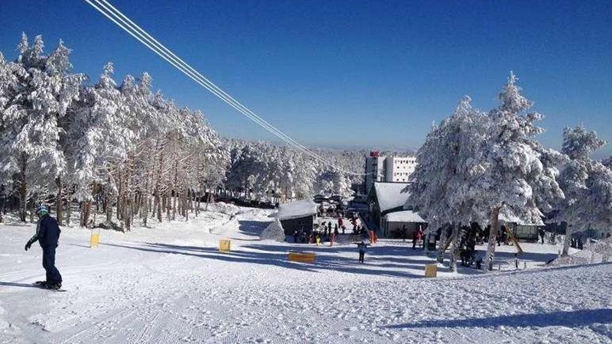 Vista de la estación de Manzaneda en la mañana de ayer. // FdV