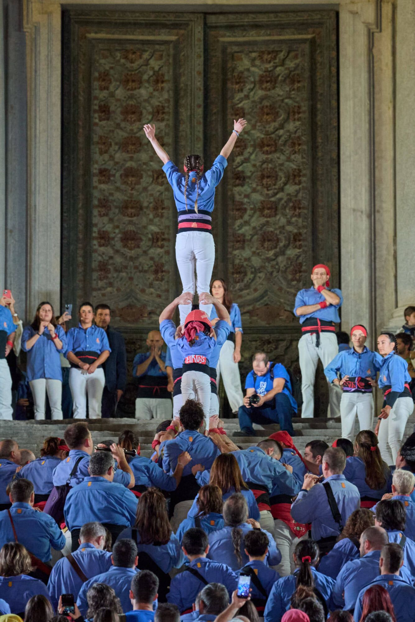 Les imatges de la pujada del pilar de 4 a les escales de la Catedral