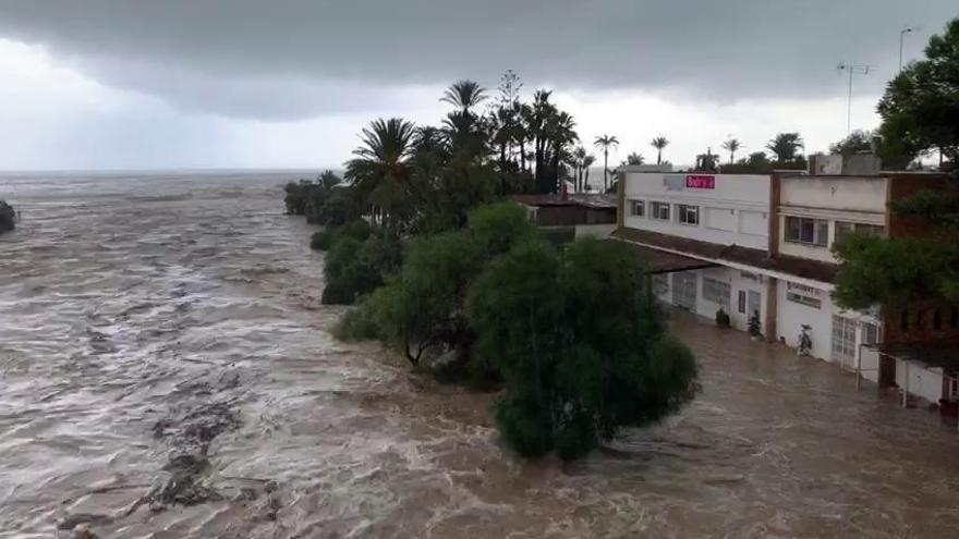 Así está la desembocadura del Río Nacimiento en la playa de la Glea de Campoamor (Orihuela Costa)