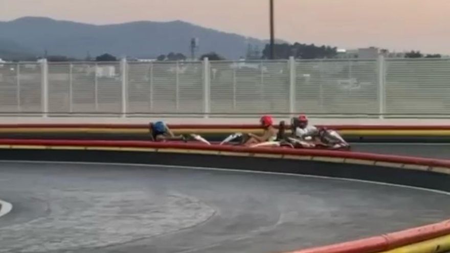Aitana y Plex en los karts de Ibiza