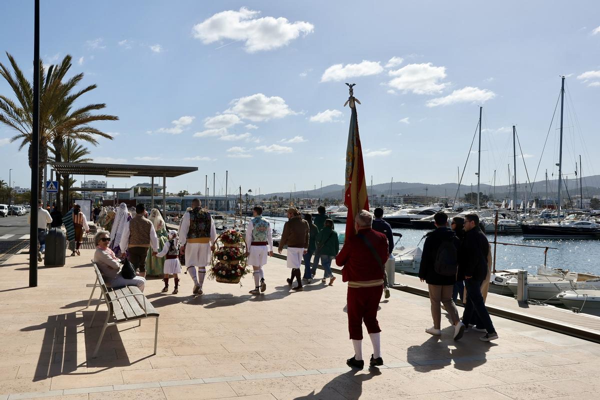 El viaje de Carmen y la corte a Ibiza por el 25 aniversario de La Nostra Falla de Portmany El viaje de Carmen y la corte a Ibiza por el 25 aniversario de La Nostra Falla de Portmany