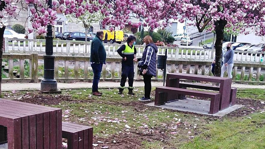 El nuevo espacio ajardinado con mesas en la zona trasera del edificio de los Juzgados.   | // FDV