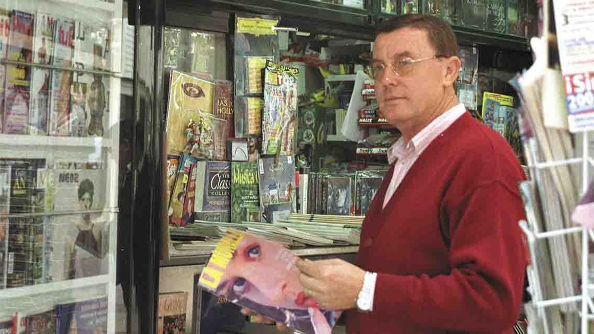 Desaparecido quiosco de prensa de Andrés, en la Gran Vía Salzillo de Murcia, 2006.