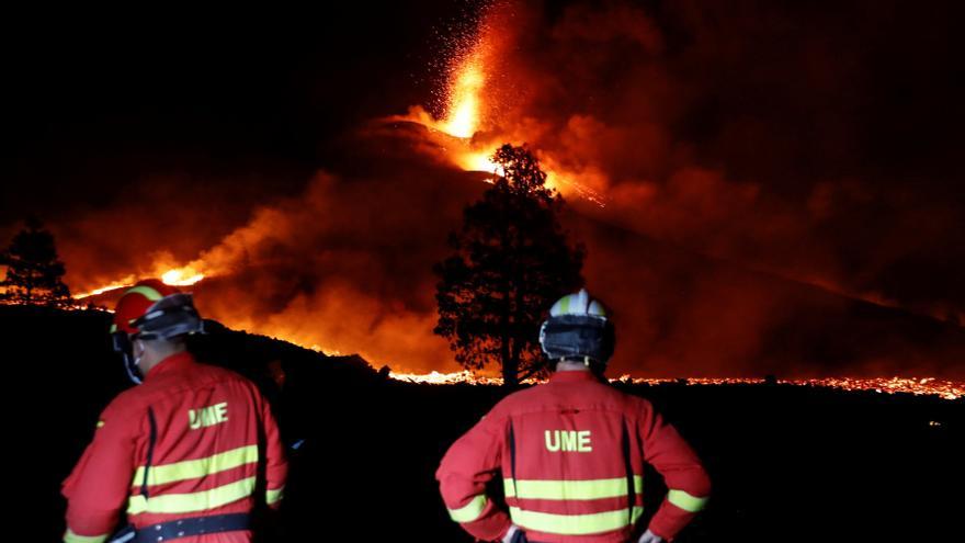 La UME acompaña a vecinos a recoger enseres a sus casas en Todoque