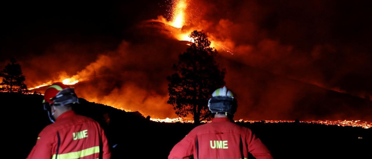 La UME acompaña a vecinos a recoger enseres a sus casas en Todoque