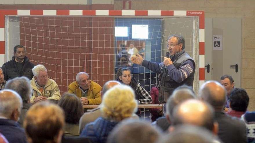 Manuel Cacabelos se dirige a la asamblea de la asociación rival. // Noé Parga