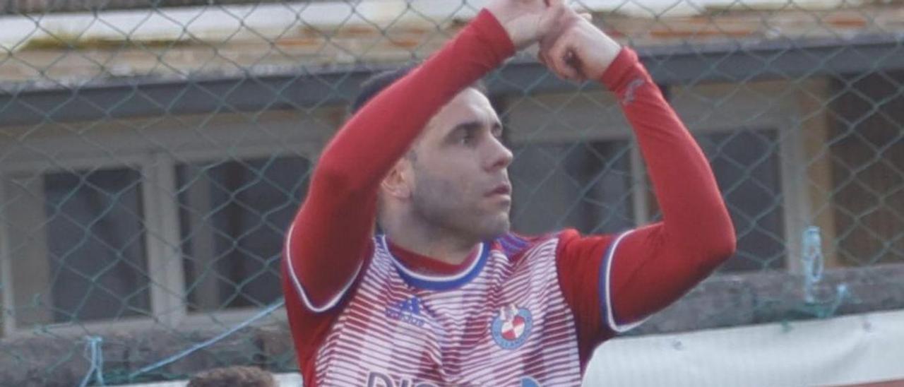 Javi Sánchez celebra un gol en un partido del Llanera.