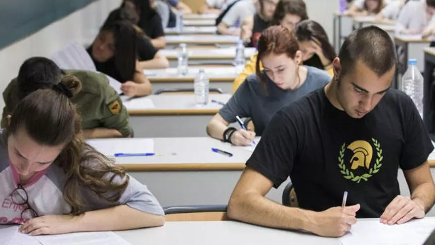 Educación estudia dar 100 euros más de beca a los alumnos de rentas más bajas