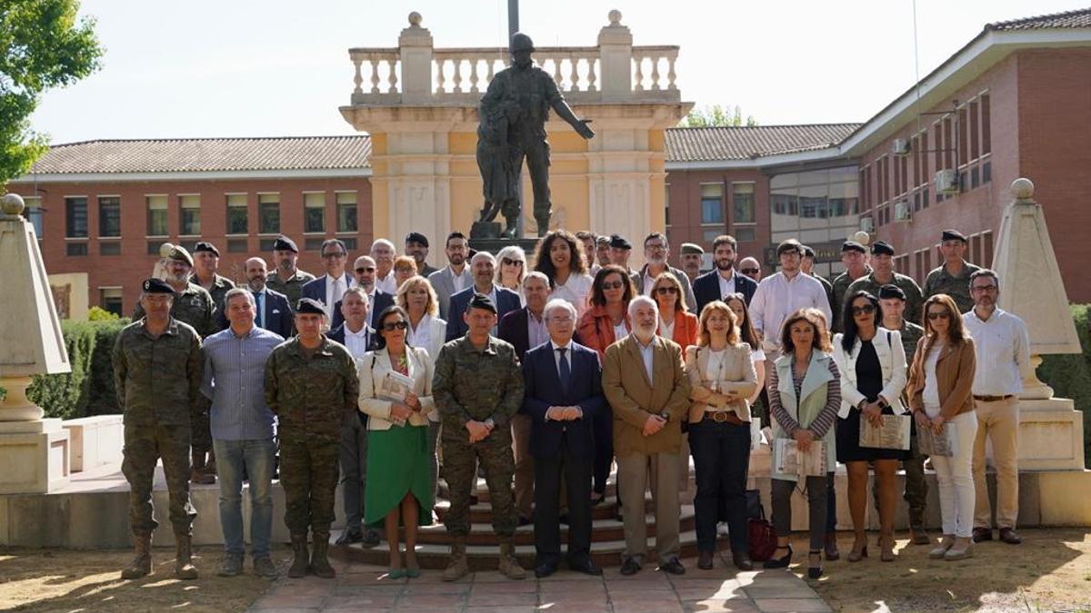 Foto de familia de los visitantes empresariales a la base militar de Cerro Muriano.