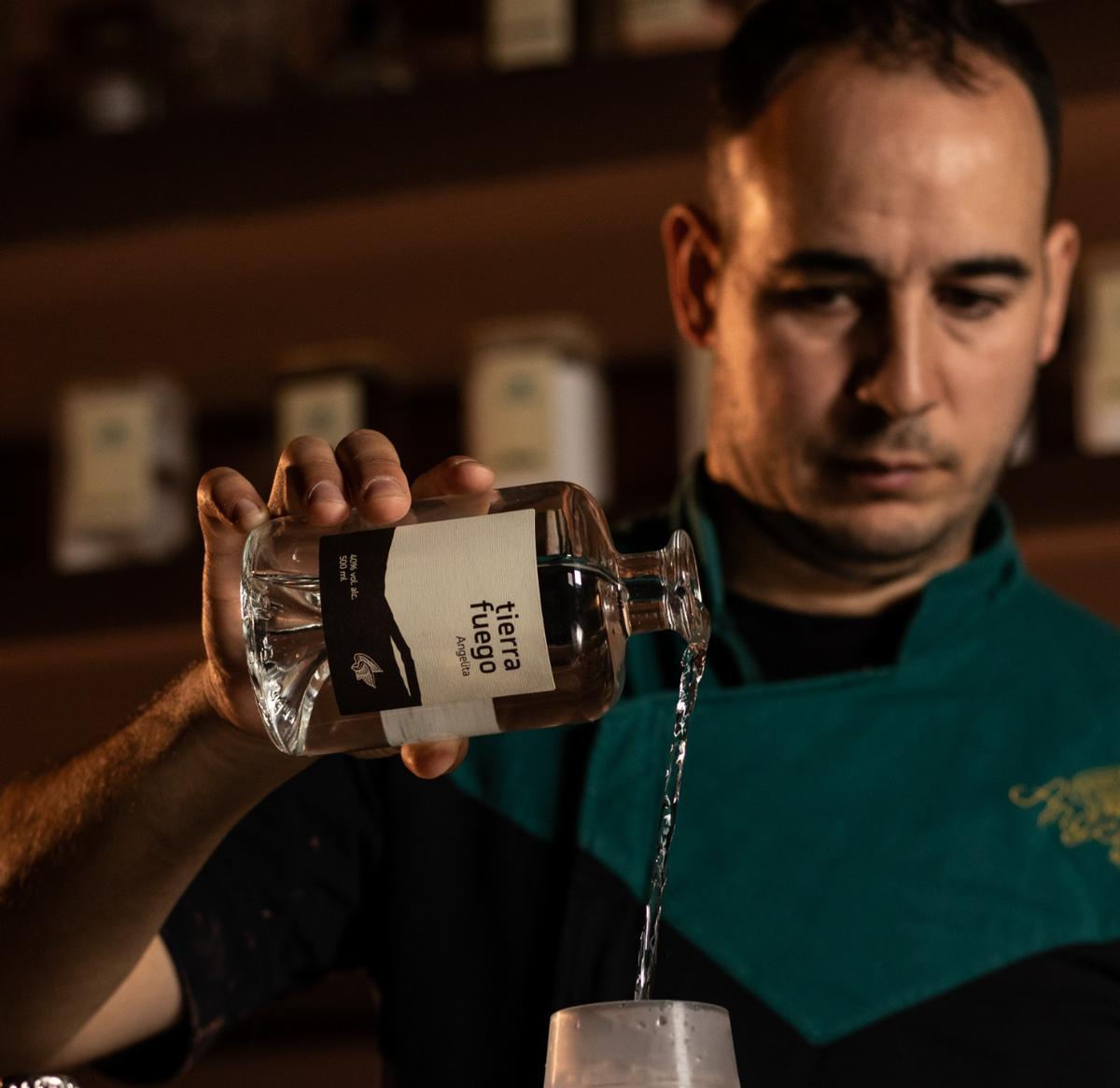 Mario Villalón al frente de la coctelería Angelita Madrid.