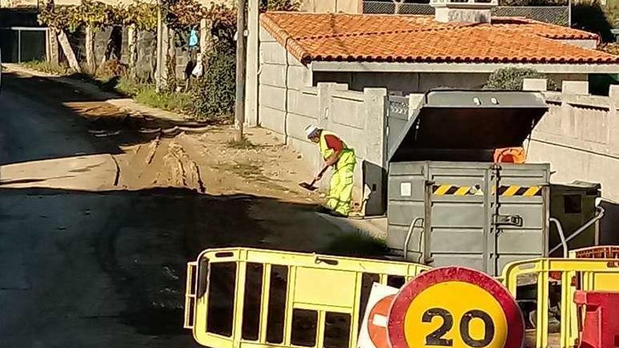 Los operarios trabajan ayer en el barrio de Contrasto. // D. P.