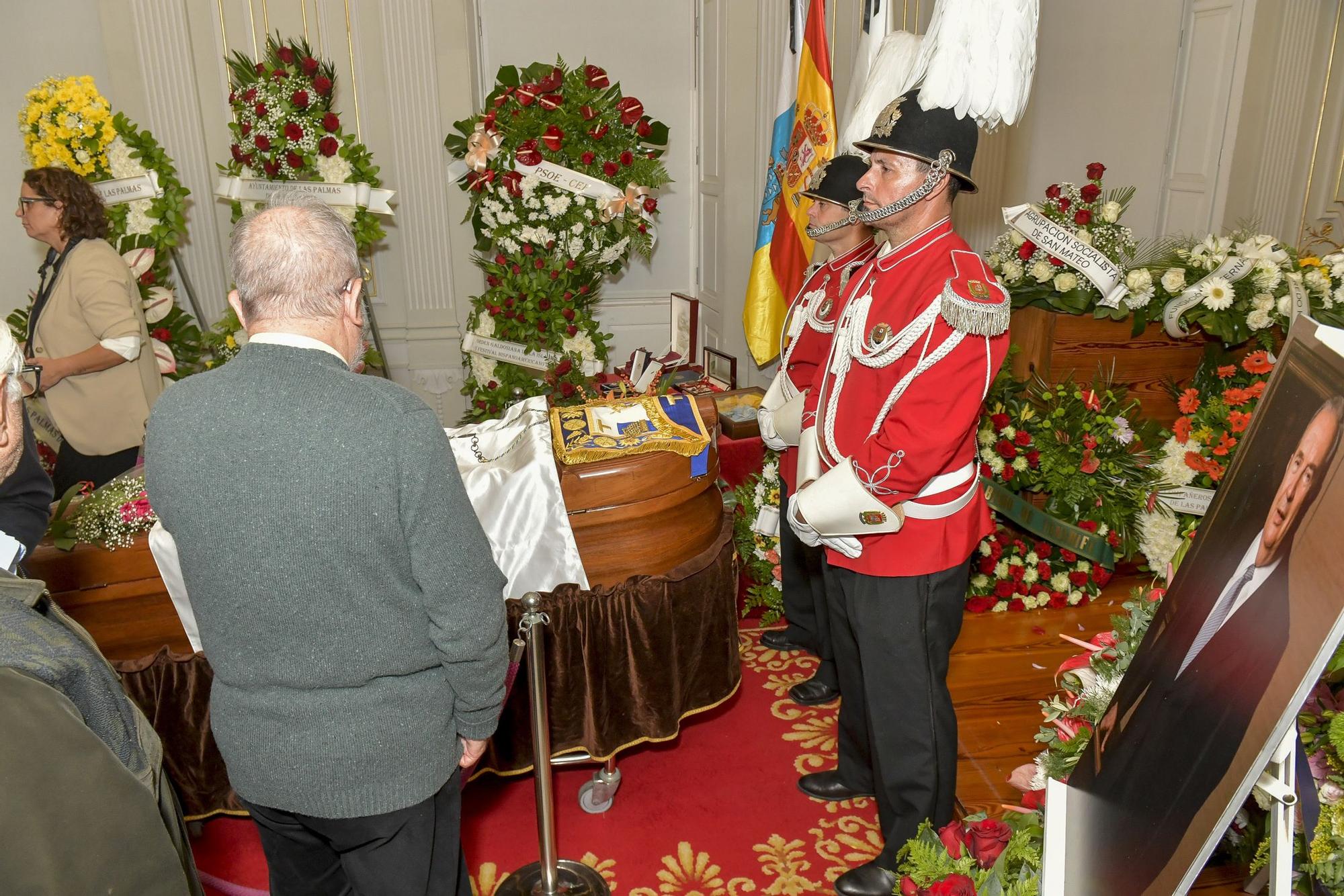 Capilla ardiente de Jerónimo Saavedra en las Casas Consistoriales de Las Palmas de Gran Canaria