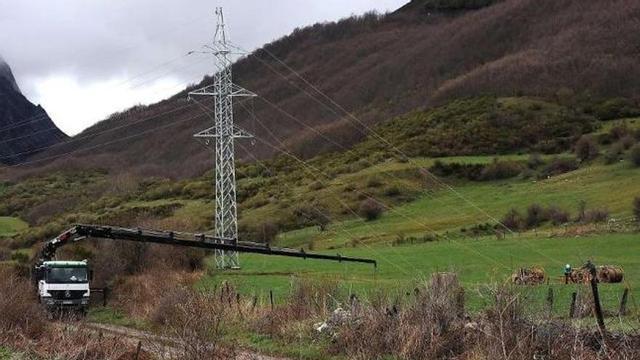 Obras de la línea eléctrica que abastecerá esta temporada a San Isidro.