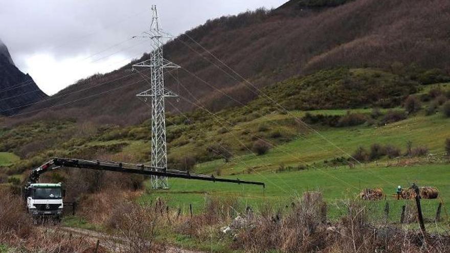 Obras de la línea eléctrica que abastecerá esta temporada a San Isidro.