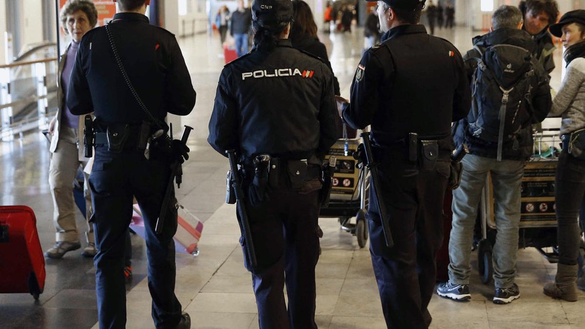 Agentes de la Policía Nacional patrullan en la terminal 1 del aeropuerto de Madrid-Barajas, la semana pasada.