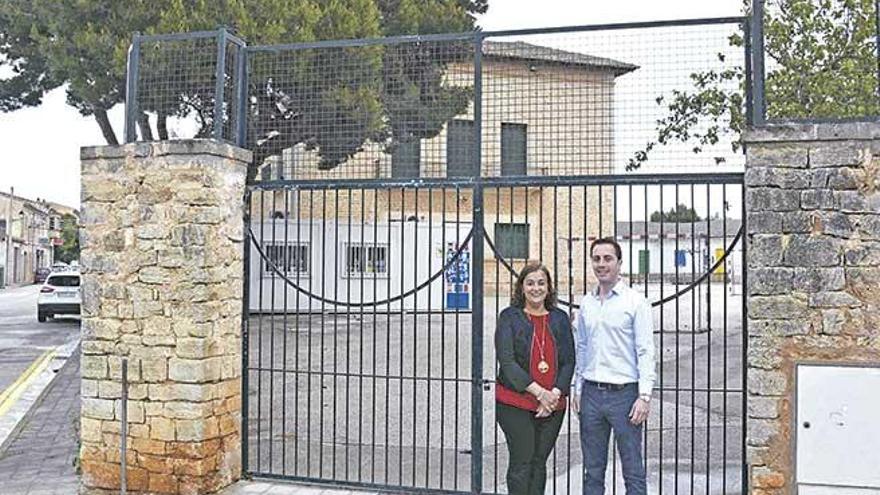 La regidora de Educación, Francesca Vidal, y el alcalde Llorenç Galmés ante el CEIP Blai Bonet.