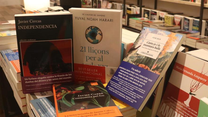 Jaume Cabré i Oriol Mitjà lideren les vendes de ficció i no-ficció en català