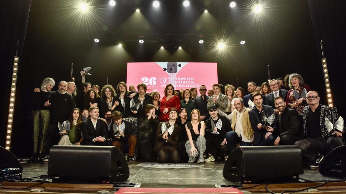 Foto de familia con los premiados en la gala celebrada este sábado en Teruel.