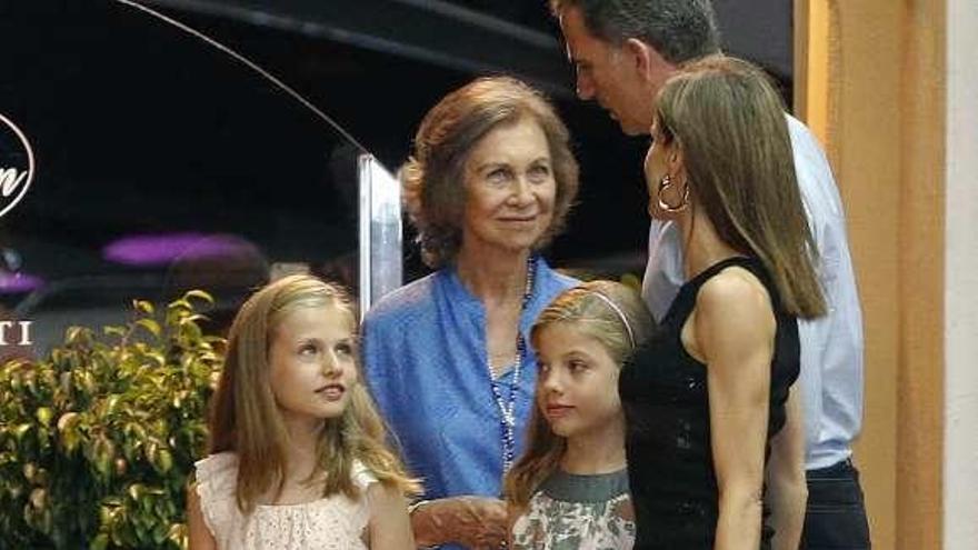 Felipe VI y Letizia con sus hijas, en Mallorca.