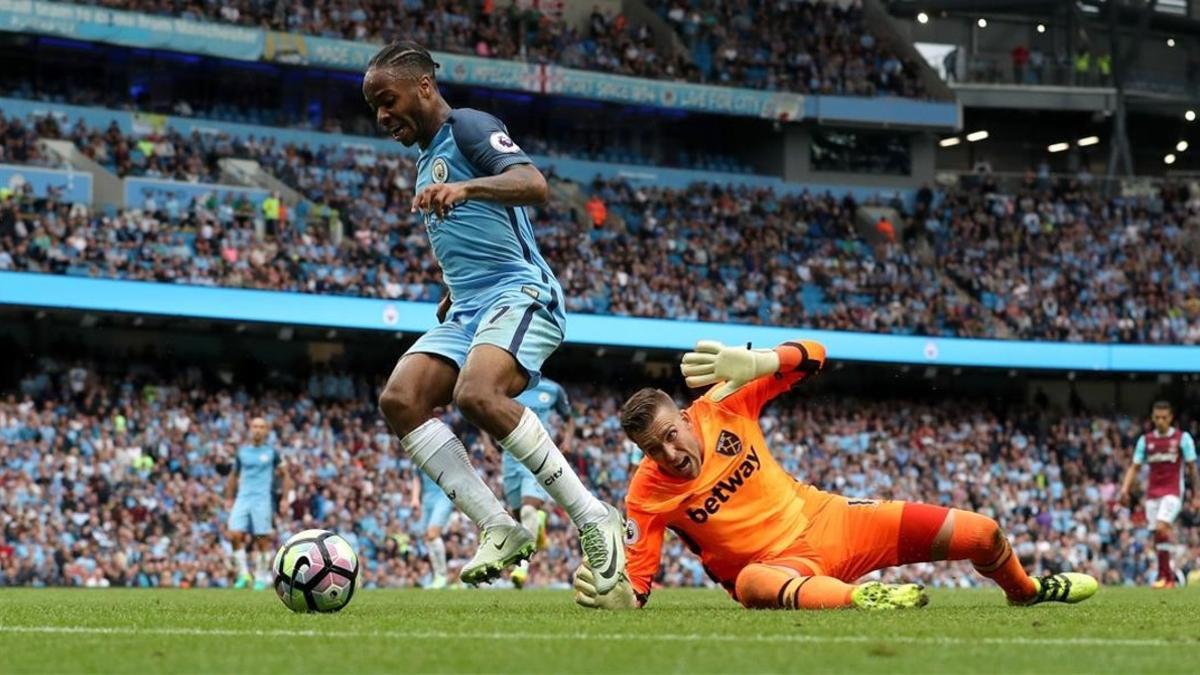 Sterling regatea al portero del West Ham, Adrián, antes d emarcar su segundo gol y el 3-1 definitivo.