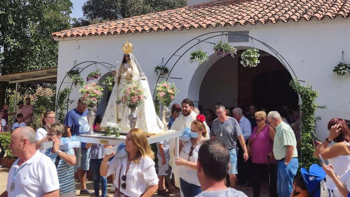 Un momento de la salida de la imagen desde la ermita del Cerro.