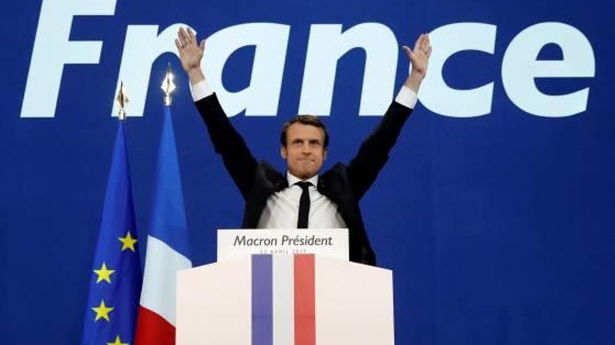 Emmanuel Macron celebra la seva victòria en la primera volta dels comicis.