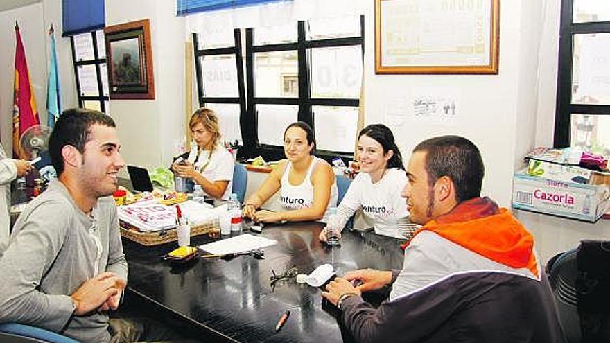 Trabajadores de Venturo XXI encerrados en el Ayuntamiento de San Martín desde el 17 de mayo.