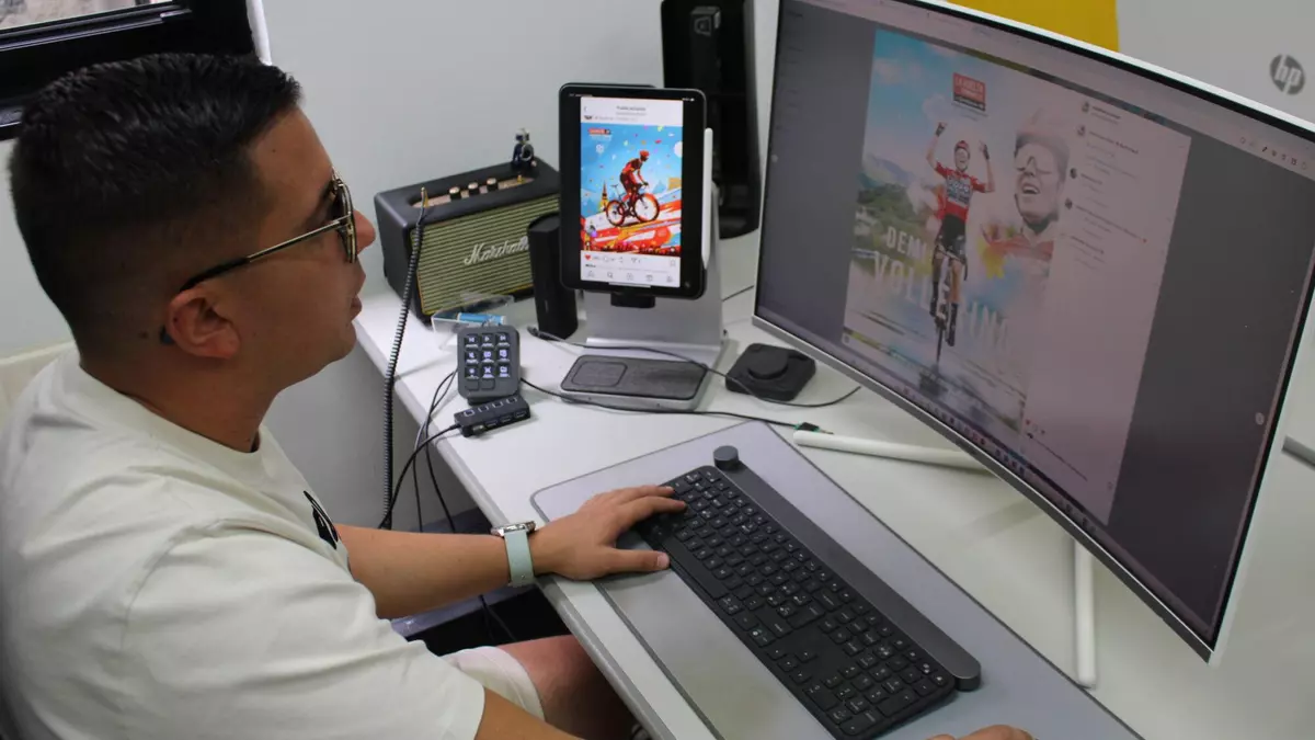 La Vuelta a España se ilustra en Mieres: el joven Saúl de la Rosa se encarga de toda la cartelería de la gran ronda ciclista