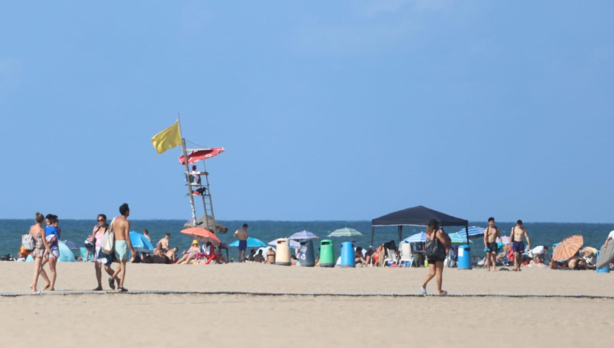 Las playas de València a rebosar el último fin de semana de julio