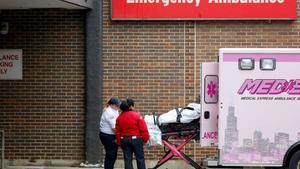 Personal sanitario traslada a un paciente en un hospital de Chicago.