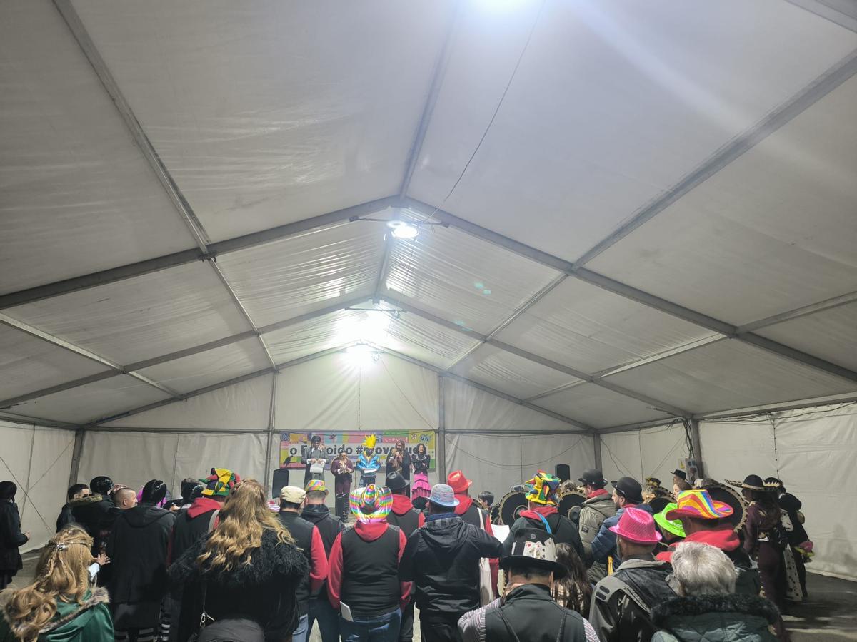 El pregón de las comparsas de Bueu, ayer, en la carpa de As Lagoas.