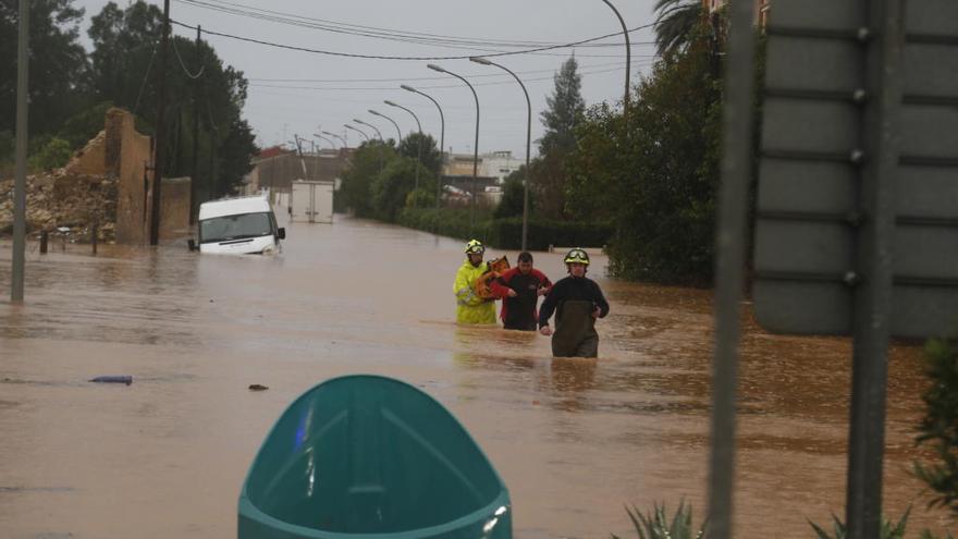 Una calle de Rafelguaraf inundada en la mañana de ayer.