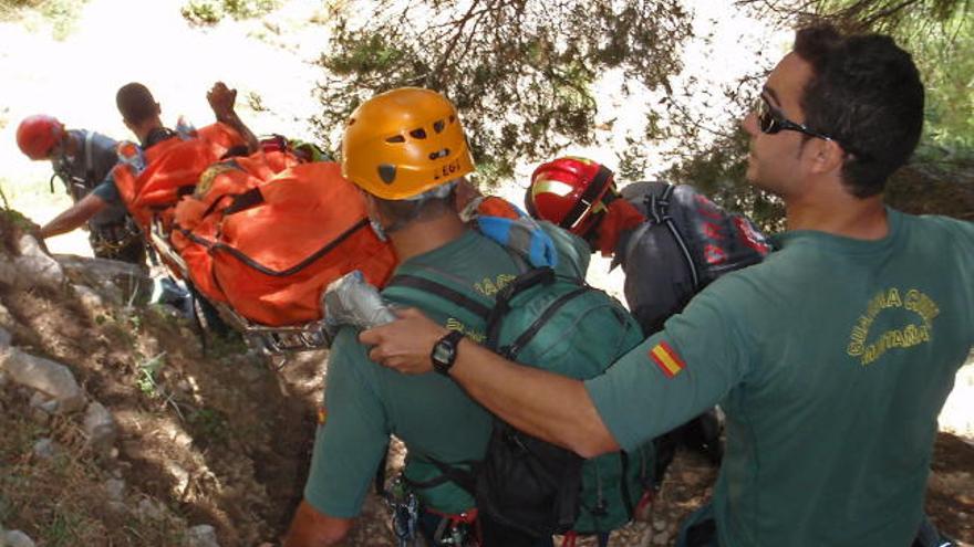 Miembros de la Guardia civil rescatan el cadáver del joven que desapareció el pasado domingo en la localidad malagueña de Álora (Málaga) y que la unidad canina de la instituto armado de Sevilla ha encontrado en una de las paredes verticales de la zona.