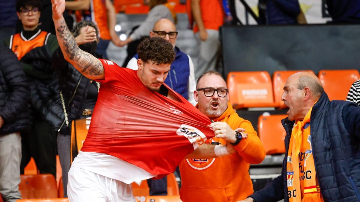 Incidentes en La Fonteta con los jugadores del Hapoel al final del partido