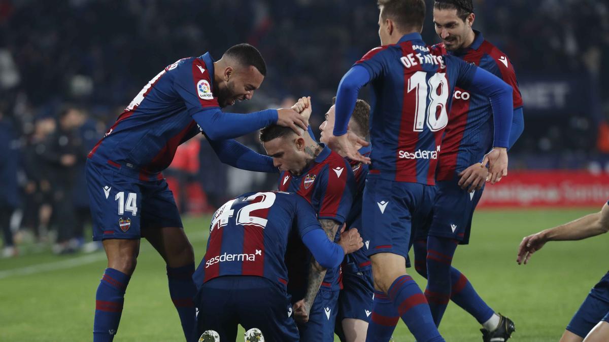 Las Imágenes del Derbi entre Levante UD y Valencia CF en el Ciutat