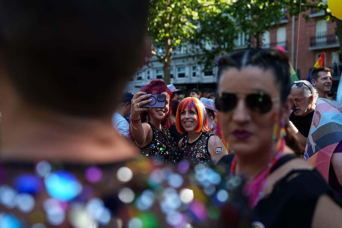 Ambiente durante la manifestación estatal del Orgullo LGTBI+ 2026