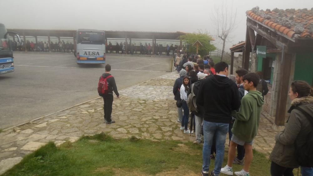 Turistas entre la niebla en los Lagos de Covadonga