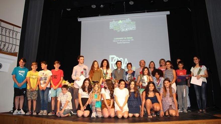 Los ganadores de los premios con Nora Albert y Ana Costa, ayer, tras la ceremonia de entrega.