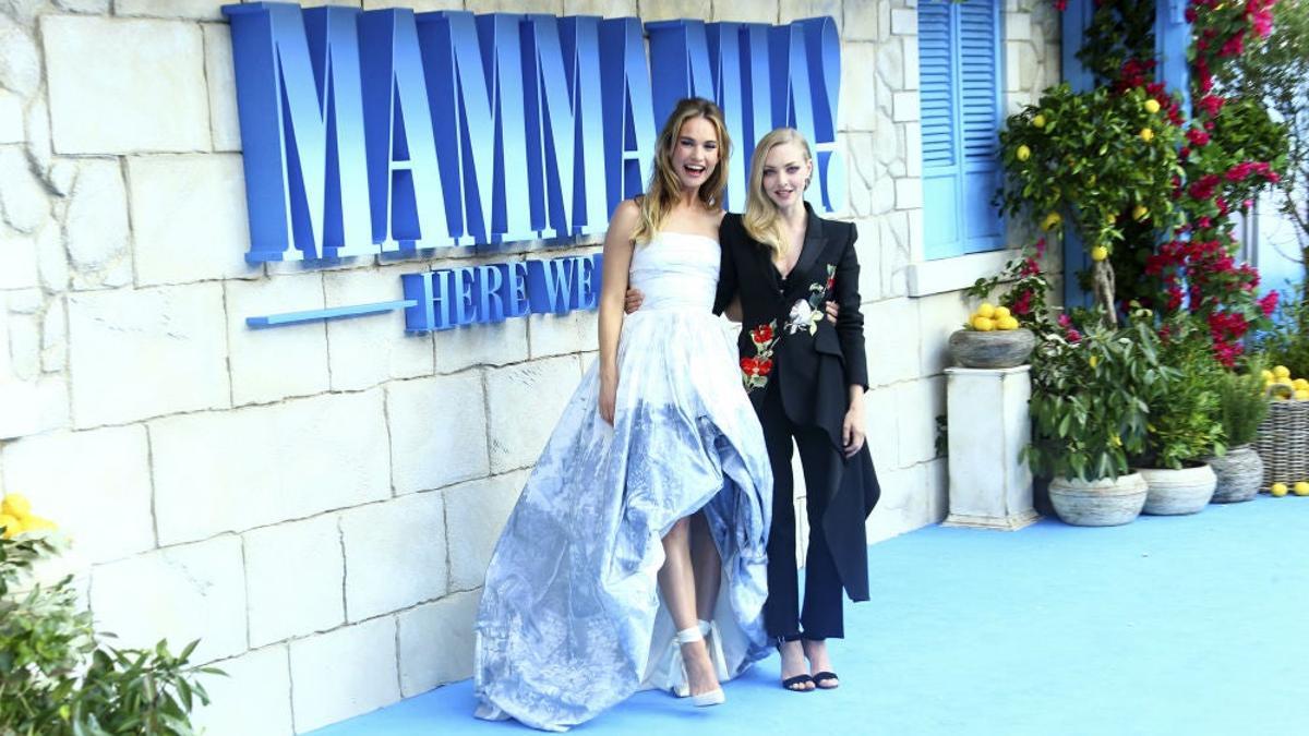 Lily James y Amanda Seyfried en el estreno de 'Mamma mia' en Londres