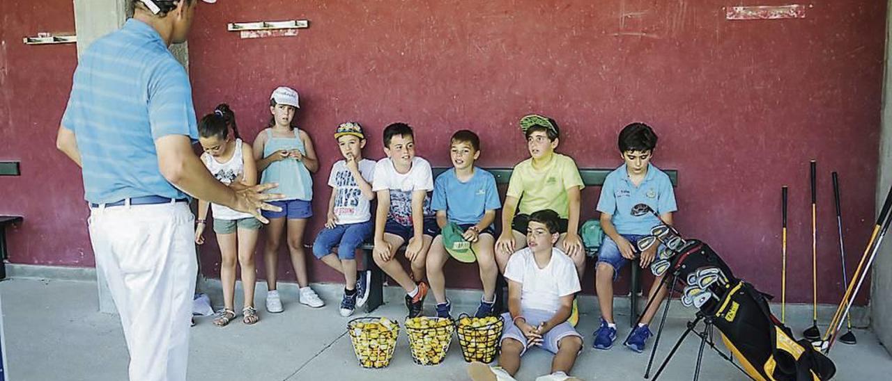 NIños que han participado en el curso de golf de Meis. // Iñaki Abella