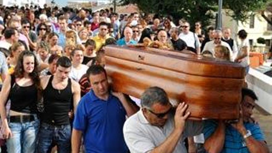 Cientos de personas han acompañado el feretro de Mónica hasta el cementerio de Otura.