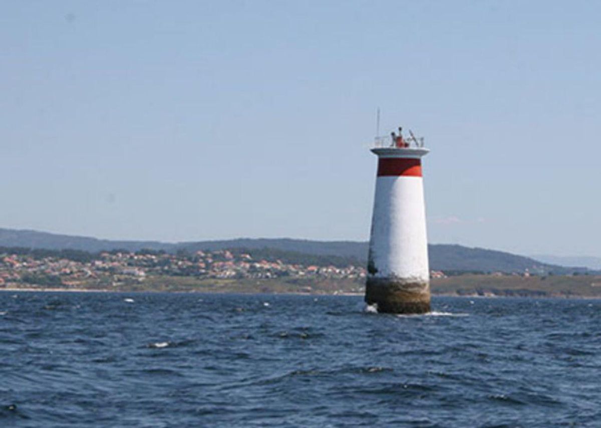 Torre-baliza Camouco, en la boca de la ría. | FdV