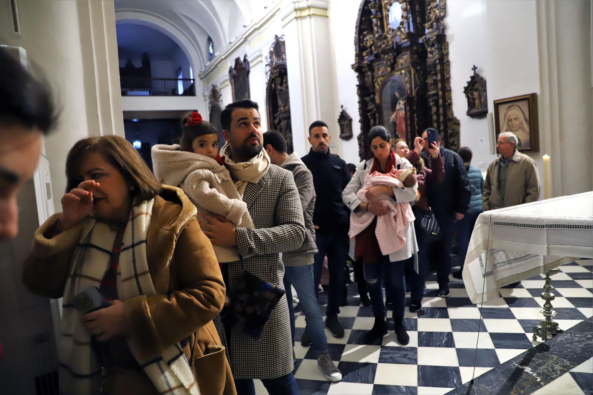 Los niños cordobeses bajo el manto de la Virgen de los Dolores