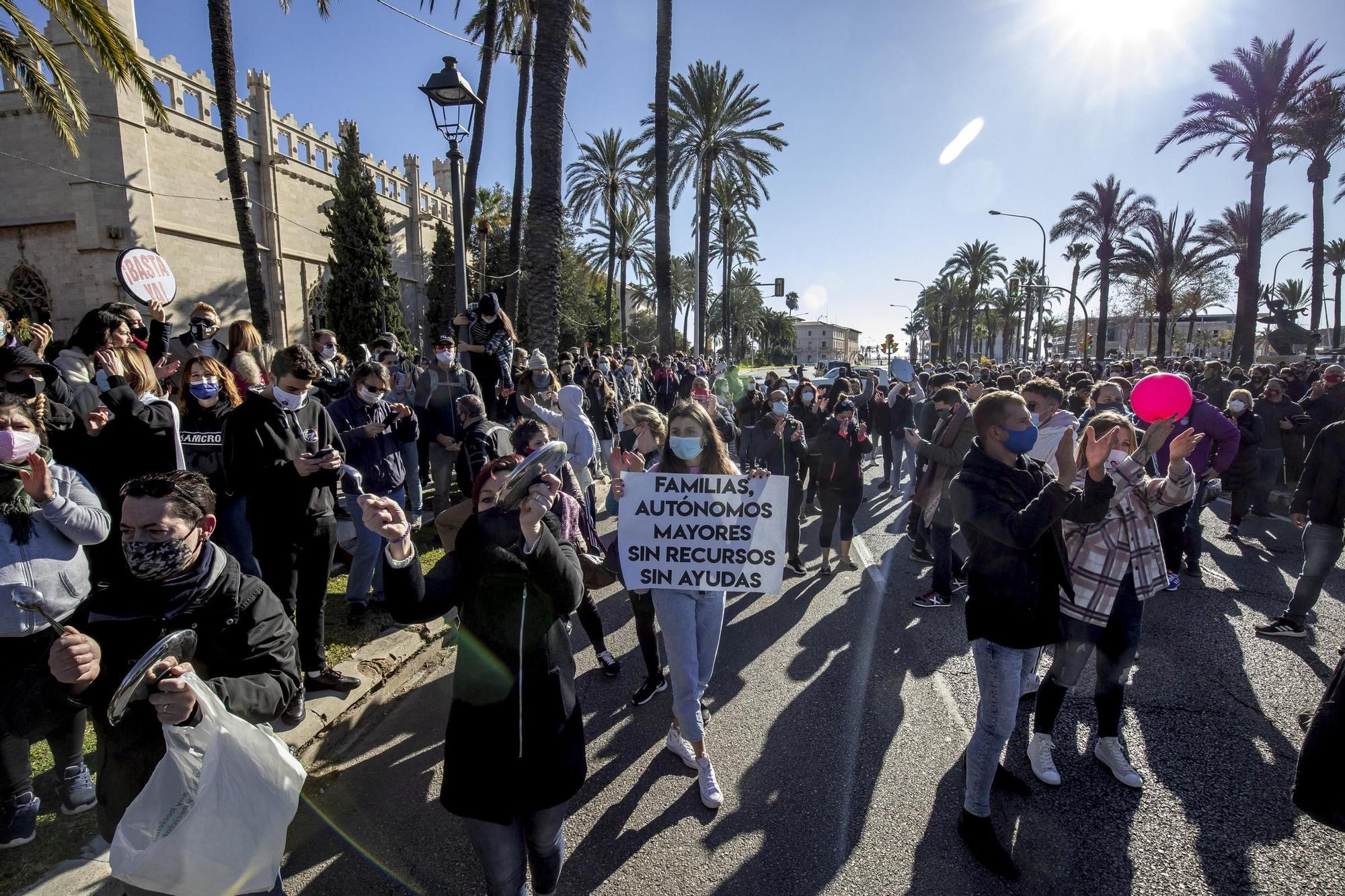 Un millar de restauradores cortan las Avenidas en su protesta ilegal por las restricciones