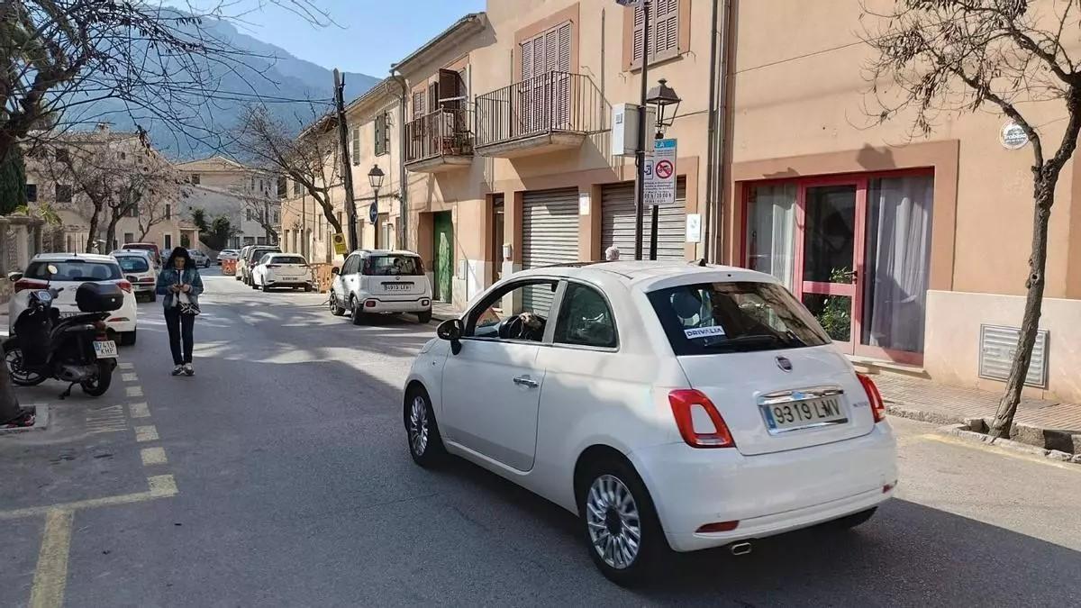 Ein Mietwagen fährt in die neue Umweltzone von Sóller.