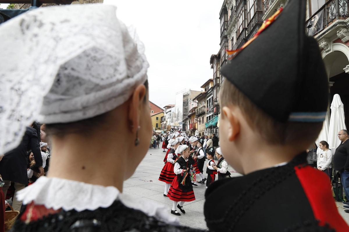EN IMÁGENES: El desfile de carrozas del Bollo en Avilés