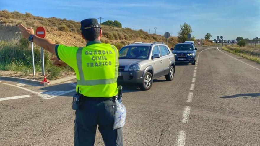 La DGT multará a los aragoneses que no lleven una cinta del Pilar en su  coche