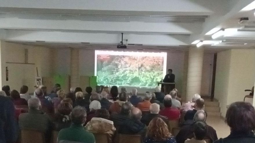 Un centenar de personas asistió a la presentación. | SERVICIO ESPECIAL