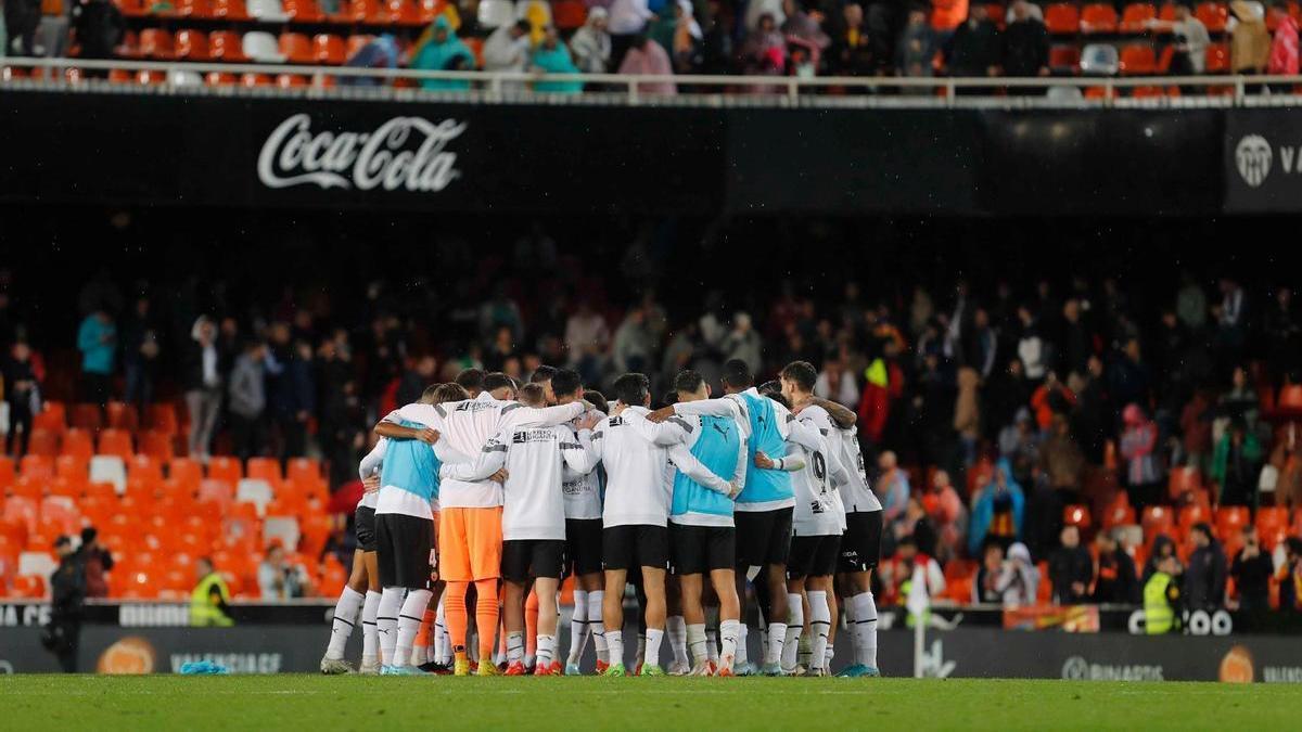 La piña de los valencianistas tras el Valencia-Betis